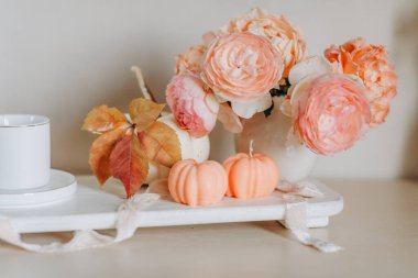 Sonbahar arkaplanındaki balkabağı şeklinde soya mumları