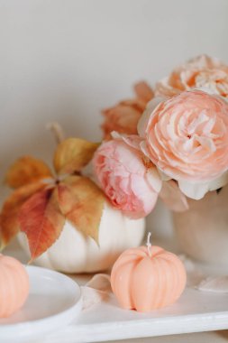 Sonbahar arkaplanındaki balkabağı şeklinde soya mumları