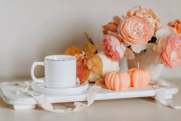 Maqueta Una Taza Blanca Fondo Velas Rosas Calabazas Tonos Rosados — Foto de Stock