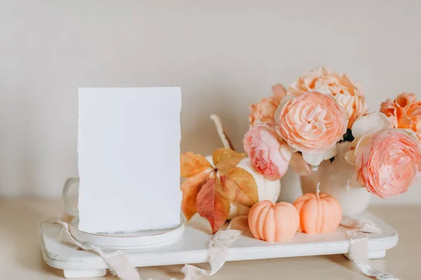Mütze Eines Aquarellpapiers Auf Herbstlichem Hintergrund Mit Kerzen Und Rosen — Stockfoto