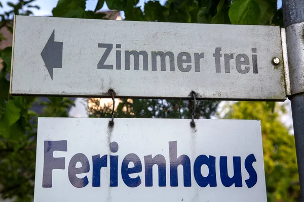 ドイツ語のサインZimmer FreiとFerienhausは英語で休暇や休日の家に変換します — ストック写真