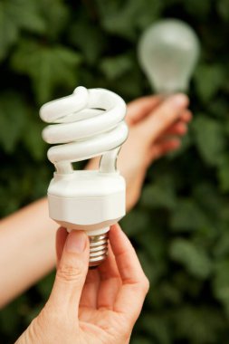 Modern enerji tasarrufu lambası eski ampule karşı