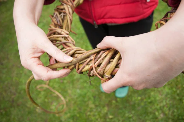 Hands Making Basic Wreath — Stock Photo, Image