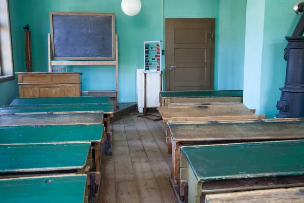 Antique Classroom Empty Wooden Desks Benches — Stock Photo, Image