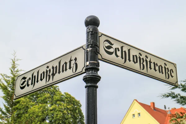 Німецький Антикварний Дорожній Знак Назвами Вулиць Schlossstrasse Schlossplatz Перекладається Замок — стокове фото