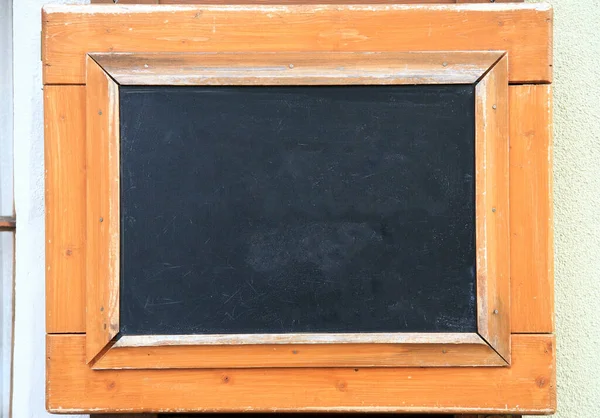 Μαύρη Σανίδα Πλατύ Ξύλινο Σκελετό Στερεωμένο Τοίχο — Φωτογραφία Αρχείου
