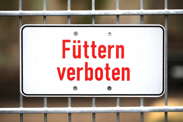 Eisernes Schild Zoo Mit Den Deutschen Worten Füttern Verboten Übersetzt — Stockfoto