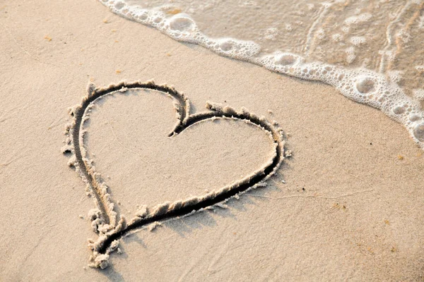 心形符号如沙滩上的沙画 — 图库照片