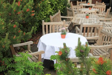 Sandalye ve masa açık bir kafede