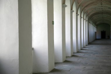 Eski manastırda birçok sütun