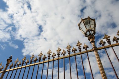 Viyana 'da sokak lambası olan eski altın renkli çitler