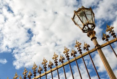 Antika demir çit ve sokak feneri.