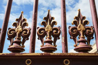 Viyana 'da eski demir çitler süslenir.