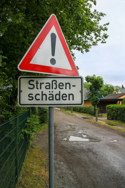 Попередження Дорожнього Знаку Німецьким Текстом Strassenschaeden Який Перекладається Вулична Шкода — стокове фото
