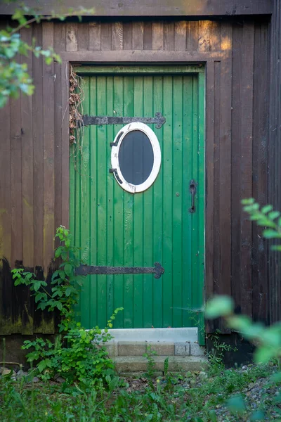 Puerta Madera Verde Vieja Con Una Ventana Diana — Foto de Stock