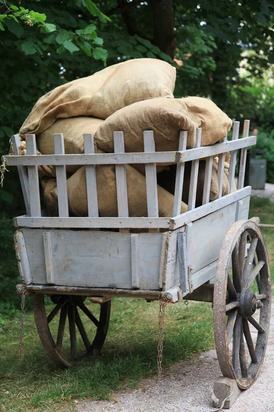 Antikvitetskort Med Säckar — Stockfoto