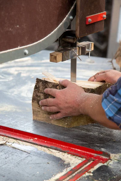 Mãos Trabalhador Serrar Lenha Com Uma Serra Fita Industrial — Fotografia de Stock