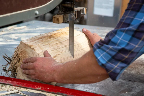 Mãos Trabalhador Serrar Lenha Com Uma Serra Fita Industrial — Fotografia de Stock