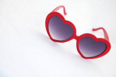 Kalp şekilli güneş gözlükleri beyaz arkaplanda kopyalama alanı ile