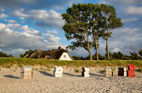 Традиционный Пляжный Дом Песчаными Дюнами Балтийского Моря — стоковое фото