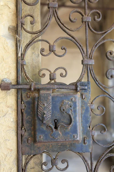 Antika kapalı demir kapı.