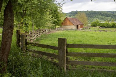 Koyunlu ahır ve ahşap çitler