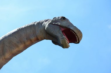 Gökyüzüne karşı yapay bir Diplodocus dinozorunun başı.