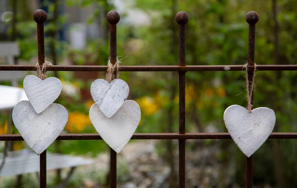 White Wooden Hearts Hanging Metal Fence — Stok fotoğraf