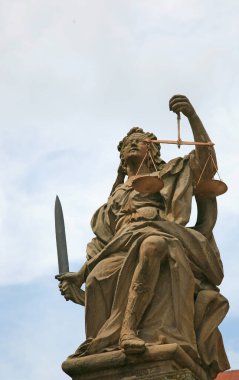 Adaletin kör kadın heykeli ya da pullu ve kılıçlı bir adalet heykeli.