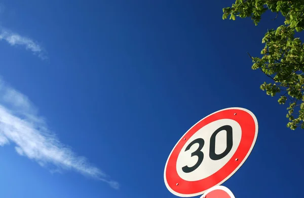 Velocidade Limite Sinal Tráfego Frente Céu Azul — Fotografia de Stock