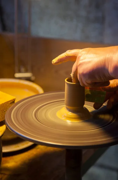 Ręka Garncarza Który Robi Naczynie Ceramiczne Kole — Zdjęcie stockowe