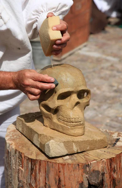 Stonemason Working Sandstone Skull — Stock Photo, Image