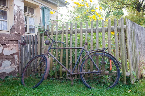 Old Rusty Bicycle Leaning Wooden Fence — Fotografia de Stock