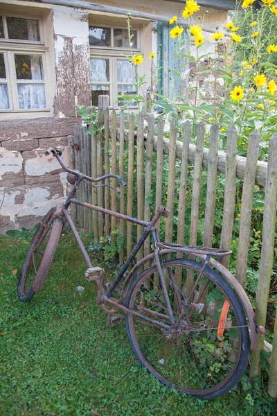 Old Rusty Bicycle Leaning Wooden Fence — Fotografia de Stock