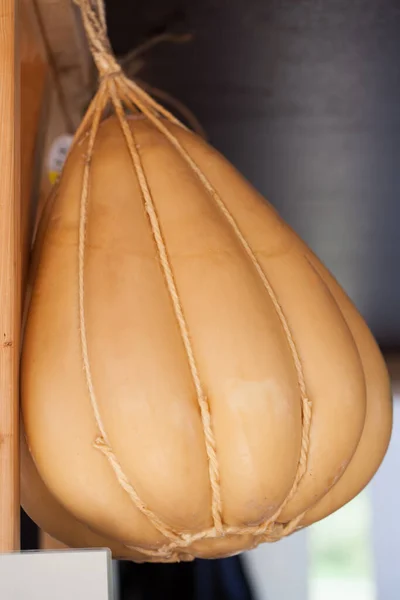 Bir somun İtalyan scamorza füme peynir