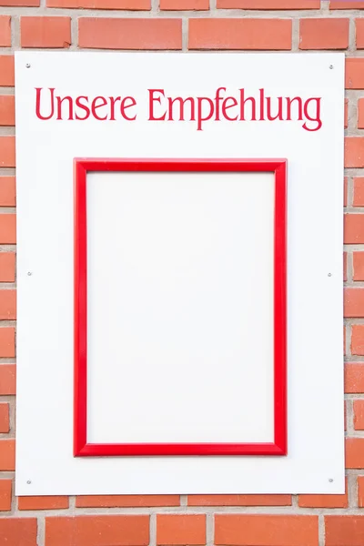 レンガの壁にフレームとドイツ語のテキストで空の記号 テキストは英語で 私たちのアドバイス に変換されます — ストック写真