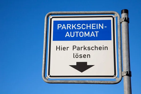 Підпиши Німецьким Текстом Parkschein Automat Hier Parkschein Lsen Означає Паркувальний — стокове фото