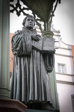 Büyük reformcu Martin Luther 'in Almanya' daki Wittenberg 'de İncil' i.