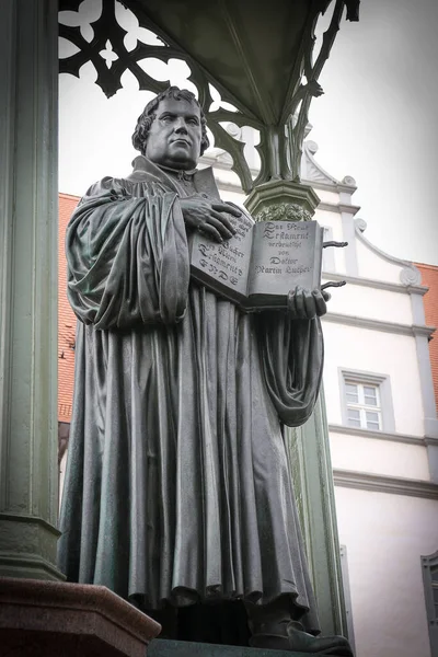 Stèle Grand Réformateur Martin Luther Avec Bible Wittenberg Allemagne — Photo