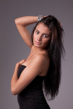 Kameraya bakarak, güzel ve seksi latin kadın,