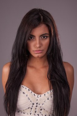 Kameraya bakarak güzel latin kadın,