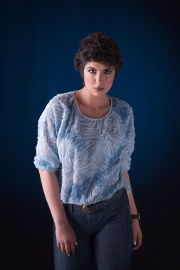 güzel genç kadın, kamera için arıyorsunuz