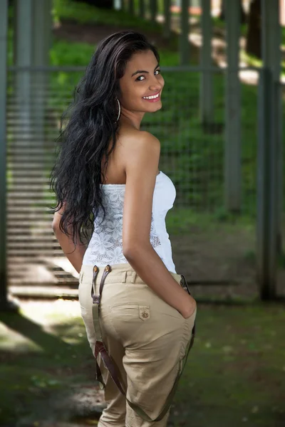 Hermosa y feliz mujer latina, en un parque mirando hacia atrás —  Fotos de Stock