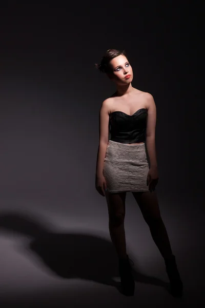 Hermosa mujer feliz, mirando hacia arriba a la luz — Foto de Stock