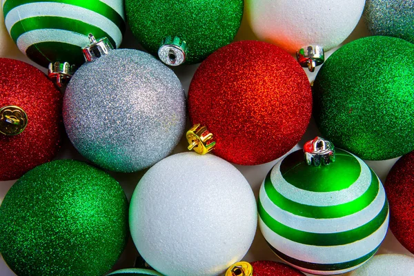 Γενική Άποψη Του Κόκκινου Πράσινου Λευκό Λαμπερό Μπάλες Χριστούγεννα Χριστουγεννιάτικη — Φωτογραφία Αρχείου