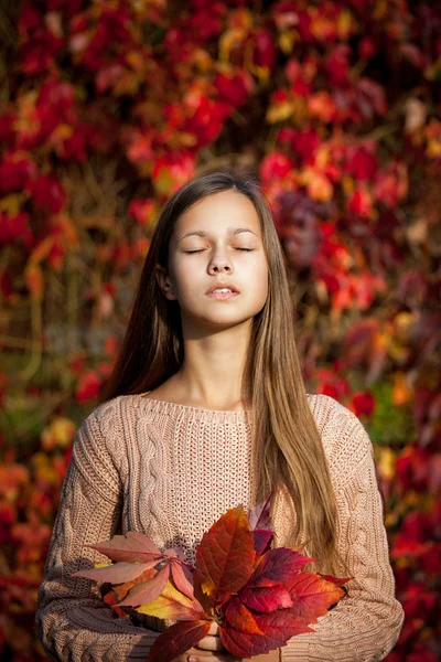 Girl - autumn — Stock Photo, Image