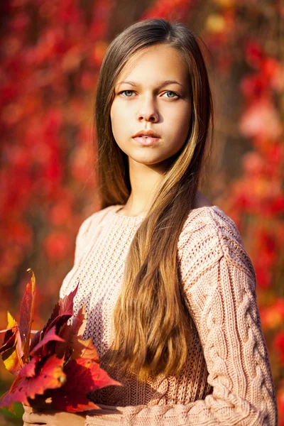 Meisje - herfst — Stockfoto