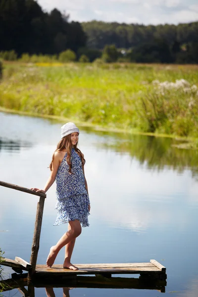 Ragazza - sorriso - felicità - stile di vita - romanticismo — Foto Stock