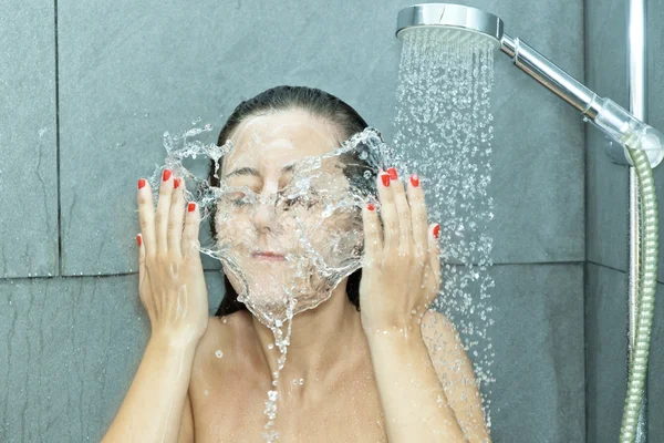 Mulher lavando o cabelo — Fotografia de Stock