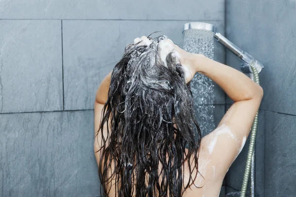 Donna che si lava i capelli — Foto Stock